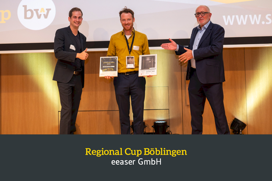 Siegerfoto mit dem Gründer von eeaser GmbH. Er steht auf der Bühne mit Wolfgang Vogt und Sascha Meßmer beim Regional Cup Böblingen. Bildrechte: Sinem Ertürk - green bee design.