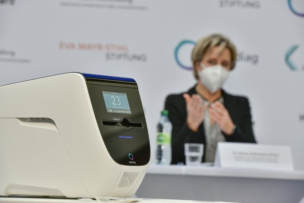Spindiag Rhonda System für Corona-Schnelltests - im Hintergrund: Wirtschaftsministerin Dr. Nicole Hoffmeister-Kraut
