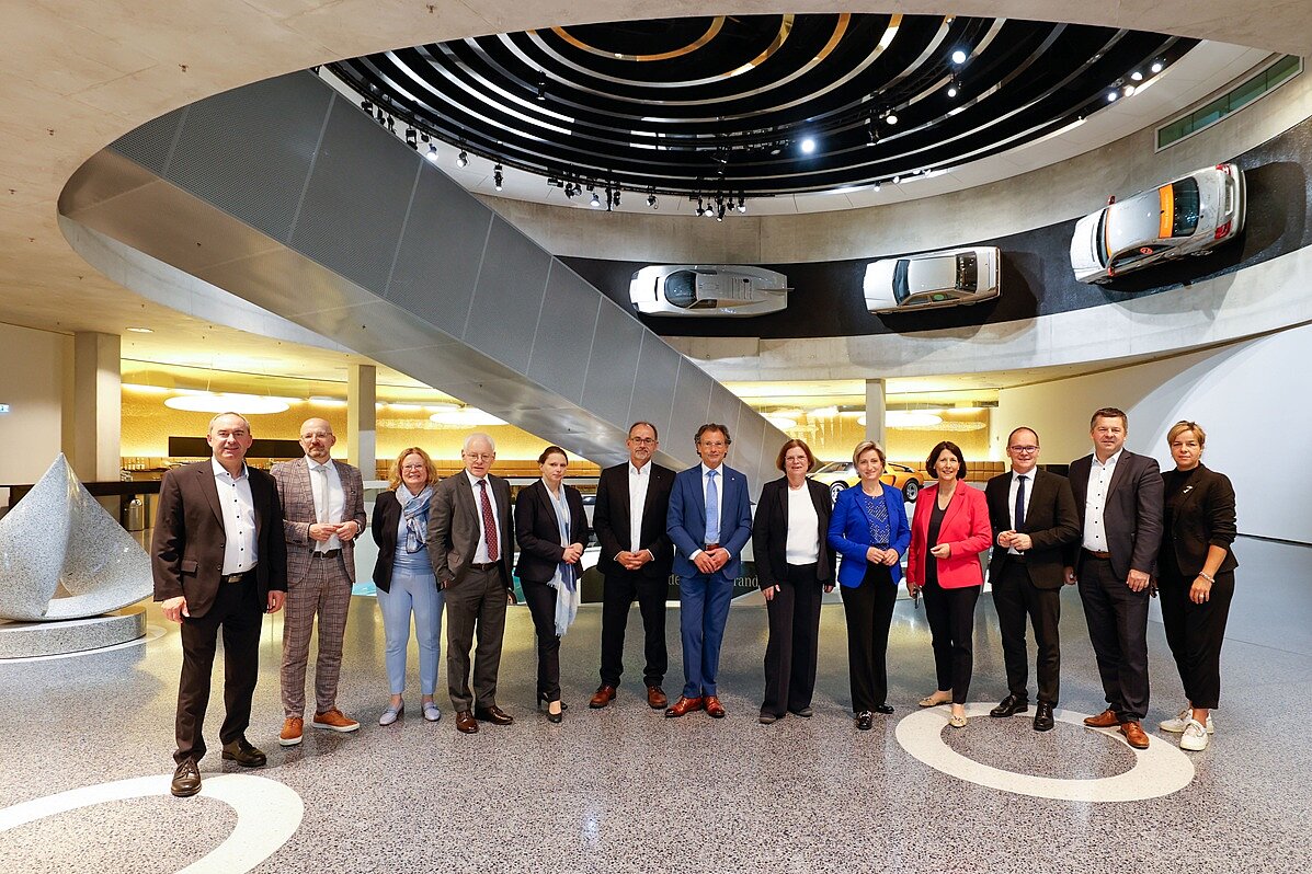 Gruppenbild der Wirtschaftsminiterinnen und -minister der Länder bei der Wirtschaftsministerkonferenz 2025 in Stuttgart. Bild: Leif Piechowski