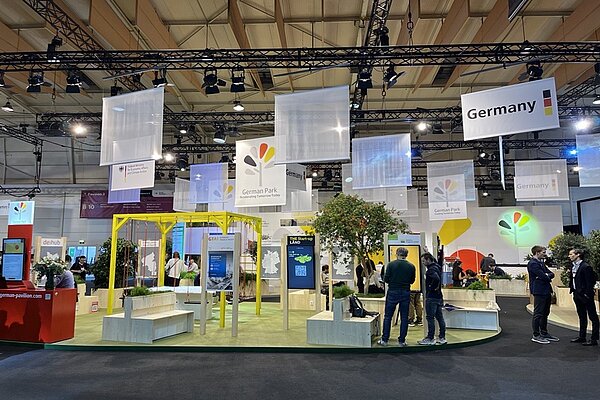 Der THE LÄND Stand beim Web Summit 2023 in Lissabon.