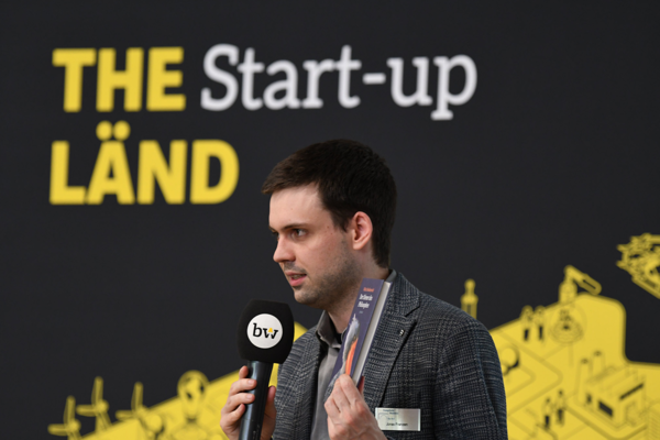 Jonas Franzen, Studienleiter an der Evangelischen Akademie in Bad Boll, hält einen Impulsvortrag bei der 11. Start-up BW Arbeitstagung.