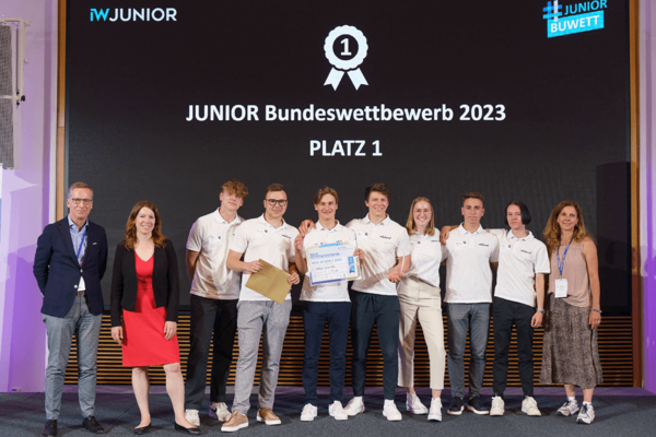 Siegerfoto der JUNIORFirma Rebalanced vom Gymnasium in Rutesheim beim JUNIOR Bundeswettbewerb 2023 in Berlin. Bildrechte: Stephen Petrat.