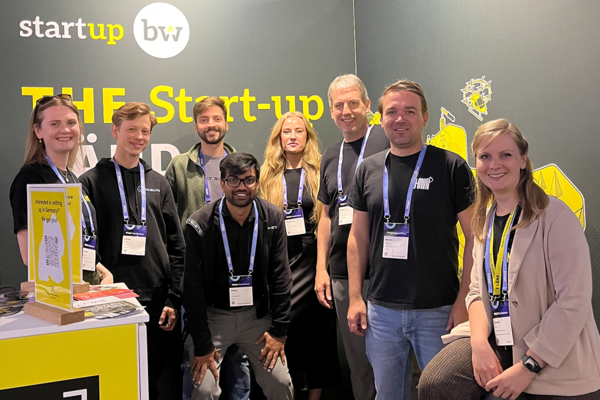 Gruppenfoto vom ersten Tag der TNW Conference 2024 mit Start-ups aus THE LÄND. Bildrechte: Baden-Württemberg International (BW_i).