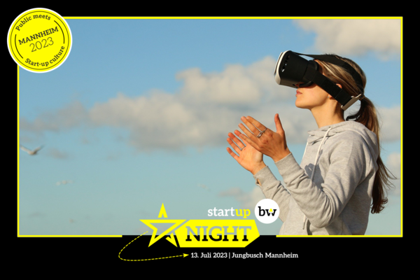 Frau mit VR Brille.