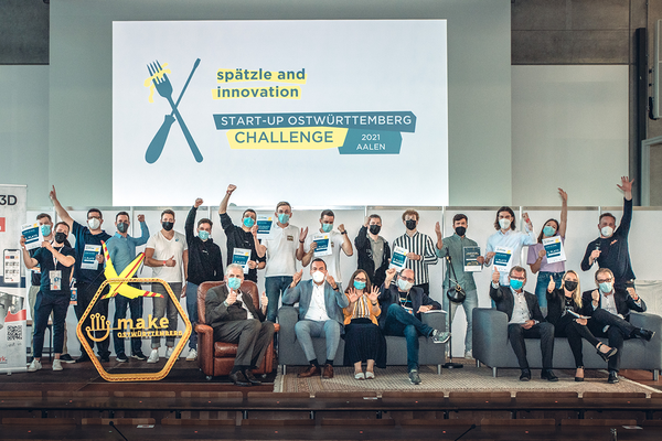 Foto von der Siegerehrung mit jubelnden Teilnehmenden der Start-up WOW Challenge 2021. Foto: AK - Alexander Klarmann Media