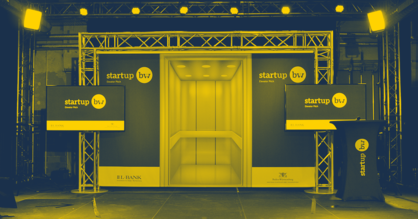 Bühnenbild und Bühne des Veranstaltungsformat Start-up BW Elevator Pitch. Traversenrahmen mit Banner und Monitoren.