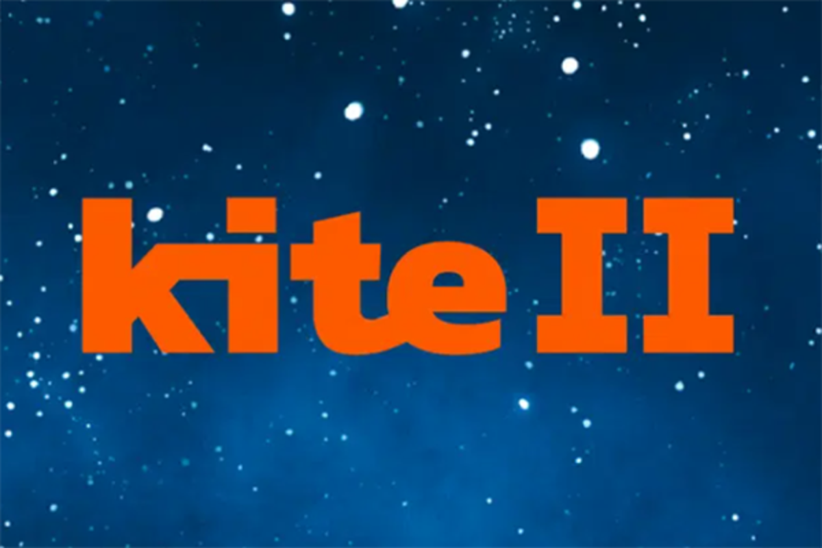 Logo Projekt kite II - Schrift in orange auf einem Bild von einem Sternenhimmel.
