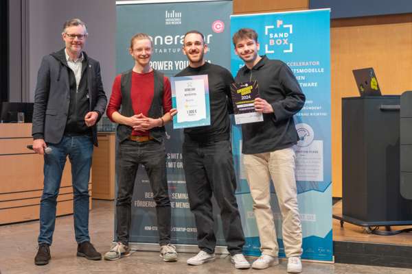 Siegerfoto vom erstplatzierten Team BLOOM beim Regional Cup Stuttgart mit Henning Schimpf von Start-up BW im Rahmen des Sandbox Demo Day am 23.02.2024. Fotograf: Maurice Galanos.