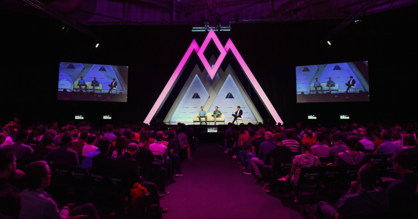 Bühne mit Podiumsdiskussion und Publikum beim Web Summit.