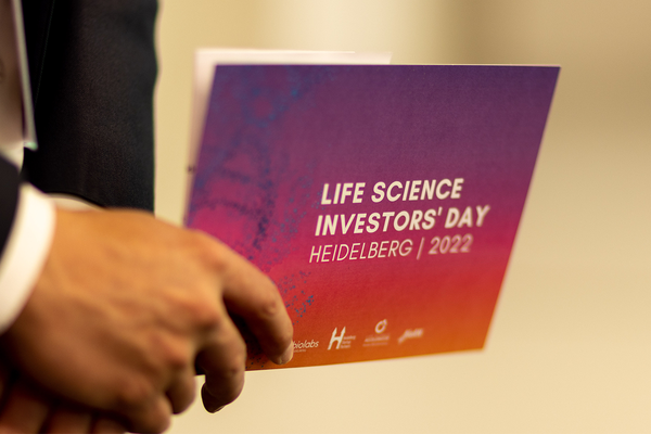 Eine Moderatorenkarte vom "Life Science Investors' Day" am 10. Oktober 2022 in Heidelberg. Bild: Tobias Dittmar