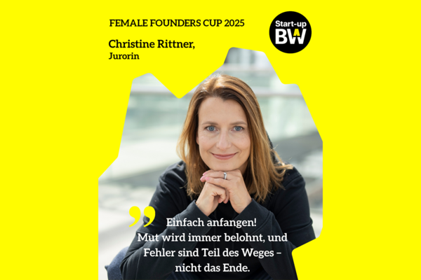 Porträtfoto von Christine Rittner, Jurorin beim Female Founders Cup 2025. Sie sitzt mit gefalteten Händen und lächelt in die Kamera. Über dem Bild steht der Text: „Female Founders Cup 2025 – Christine Rittner, Jurorin“ sowie das Logo von „Start-up BW“. Unten im Bild ist ein Zitat eingeblendet: „Einfach anfangen! Mut wird immer belohnt, und Fehler sind Teil des Weges – nicht das Ende.“
