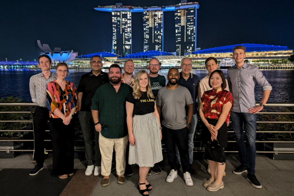 Gruppenfoto vor der Skyline in Singapur mit Start-ups aus THE LÄND. Bildrechte: Baden-Württemberg International (BW_i). 