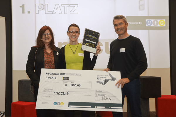 Fotoaufnahme der Siegerehrung mit Dr. Myriam Lingg von macu4 beim Regional Cup Konstanz am 15.05.2023.