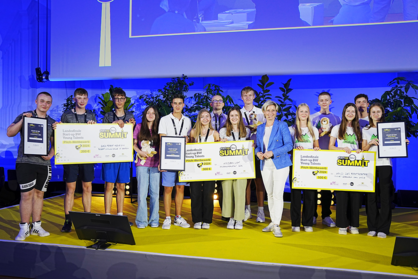 Die TOP 3 beim Start-up BW Young Talents Landesfinale 2024 mit Wirtschaftsministerin Dr. Nicole Hoffmeister-Kraut auf der Bühne beim Start-up BW Summit 2024. Fotograf: Kristijan Matic.