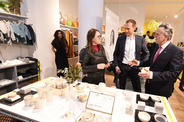 Stuttgarts Oberbürgermeister Dr. Frank Nopper und Wirtschaftsförderer Bernhard Grieb im Gespräch mit Iwona Wold (Firma schöneschwester) in der neuen Pop-up-Ladefläche BRYCKE in Stuttgart. Bildrechte: Franziska Kraufmann/ Stadt Stuttgart