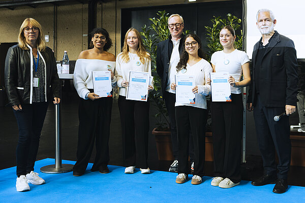 Die Schülerinnen von “Kureli” beim Pitch-Event von Gründung in school des Bundesministeriums für Wirtschaft und Energie auf der “deGUT 2025” in Berlin. Bildrechte: Raik Schache.