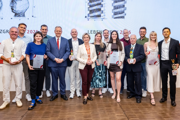 Gruppenfoto der Preisträgerinnen und Preisträger des Gründerpreises Baden-Württemberg 2025 der Sparkassen-Finanzgruppe mit Wirtschaftsministerin Dr. Nicole Hoffmeister-Kraut und Sparkassenpräsident Dr. Matthias Neth. Fotograf: ARTIS - Uli Deck.