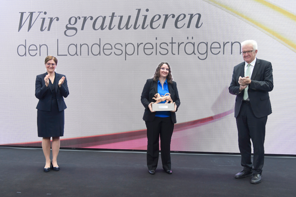 Übergabe Preis an die Gewinnerin beim Landespreis junge Unternehmen.
