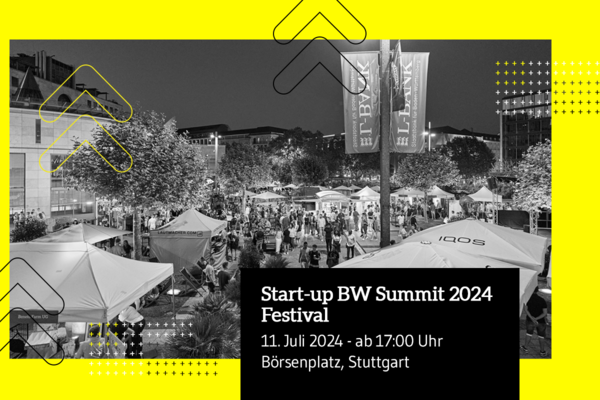 Börsenplatz in Stuttgart am Abend mit Zelten, Verkaufsständen, Sonnenschirmen und zahlreichen Besucherinnen und Besuchern bei der Start-up BW Night 2022.