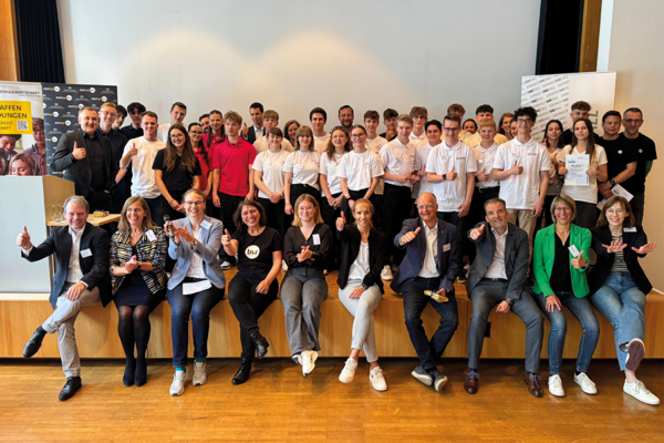 Gruppenfoto vom Finale des JUNIOR Landeswettbewerbs Baden-Württemberg am 23. Mai 2025 in Stuttgart. Bildrechte: IW JUNIOR gGmbH.
