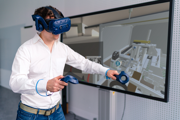 Ein Mann testet eine digitale Technologie mit einer Virtual Reality Brille. Bild: www.smart-service-bw.de / Ludmilla Parsyak