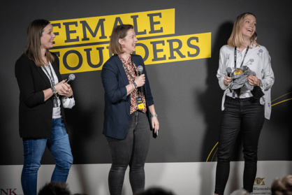 Drei Gründerinnen stehen auf der Bühne des Gründungswettbewerbs FEMALE FOUNDERS CUP 2022. 