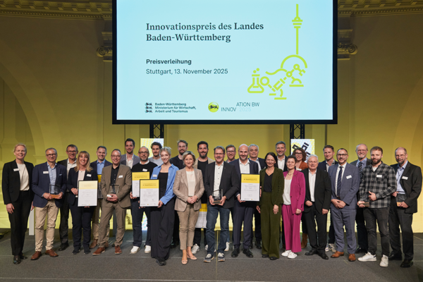 Wirtschaftsministerin Dr. Nicole Hoffmeister-Kraut mit den Preisträgerinnen und Preisträgern des 41. Innovationspreises des Landes Baden-Württemberg. Bildrechte: Ronny Schönebaum.