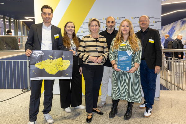 Gruppenbild mit Wirtschaftsministerin Dr. Nicole Hoffmeister-Kraut beim Kongress BW 2025 in der Liederhalle Stuttgart. Bildrechte: Umwelttechnik BW / Frank Eppler.