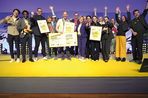 Die drei erstplatzierten Teams vom Start-up BW Elevator Pitch Landesfinale 2025 mit Wirtschaftsministerin Dr. Nicole Hoffmeister-Kraut auf der Hauptbühne beim Start-up BW Summit 2025. Bildrechte: Fotonoid.