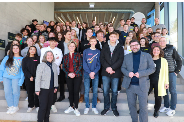 Gruppenfoto aller Teilnehmenden beim Innovations-Workshop von Start-up BW Young Talents in der Technologiewerkstatt Albstadt mit Wirtschaftsministerin Dr. Nicole Hoffmeister-Kraut. Bildrechte: Mustafa Göcer | Kreatix