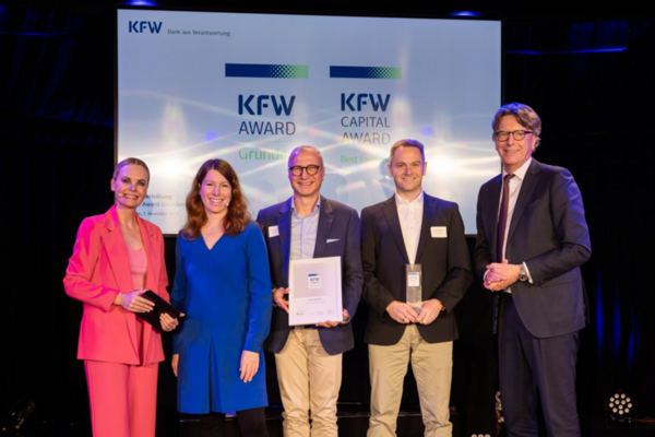 Fotoaufnahme von der Preisverleihung beim KfW Award Gründen 2024 mit dem Bundessieger-Team farming revolution GmbH aus Baden-Württemberg. Bildrechte: Jonas Wresch. 
