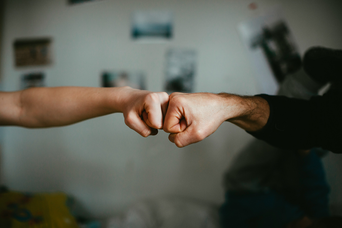 Fistbump - zwei Fäuste berühren sich.
