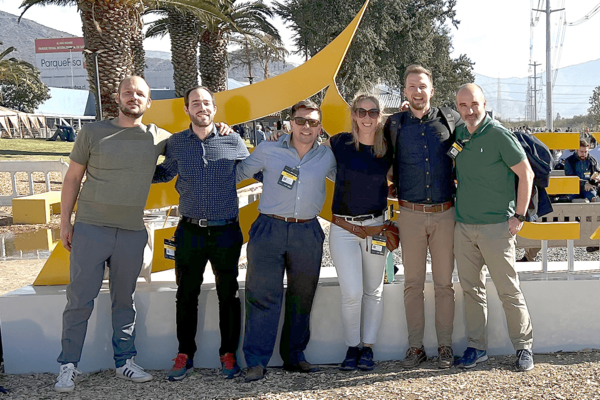Bildtext: Haben auf der Expomin 2023 in Chile die Energiewende im Blick (v.l.): Dr. David Fischer von greenventory GmbH, Yannic Weiss, Rodrigo Fortune und Annika Schüttler von der AHK Chile, Philipp Günther von eeaser GmbH und Christos Klamouris, AXEL – Der Energie Accelerator.