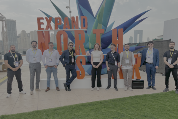 Gruppenfoto vor dem Logo der Expand North Star in Dubai. Bildrechte: BW_i.