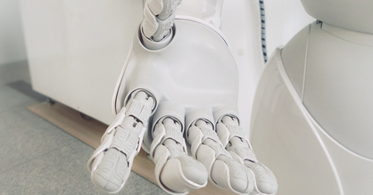 Eine Roboterhand in einem medizinischen Labor.