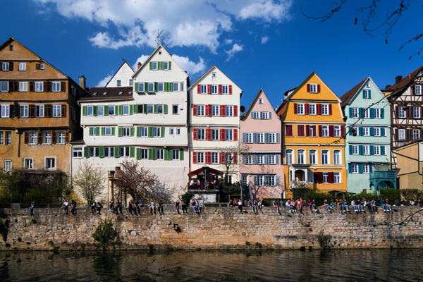 Bunte alte Häuser am Neckarufer in Tübingen.