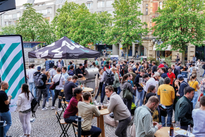 Netzwerkveranstaltung in Mannheim mit vielen Besucherinnen und Besuchern, die sich miteinander unterhalten.