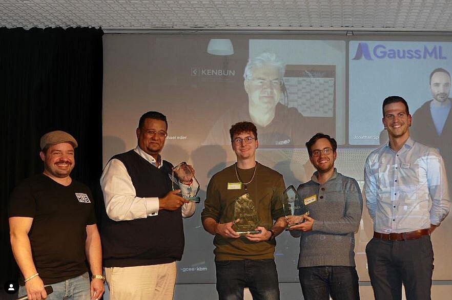 Preisverleihung Future Summit - Siegerteam mit Trophäen.