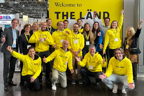 Gruppenfoto der Teilnehmenden am THE LÄND-Stand im Start-up-Park der MEDICA 2025. Bildrechte: Baden-Württemberg International (BW_i).