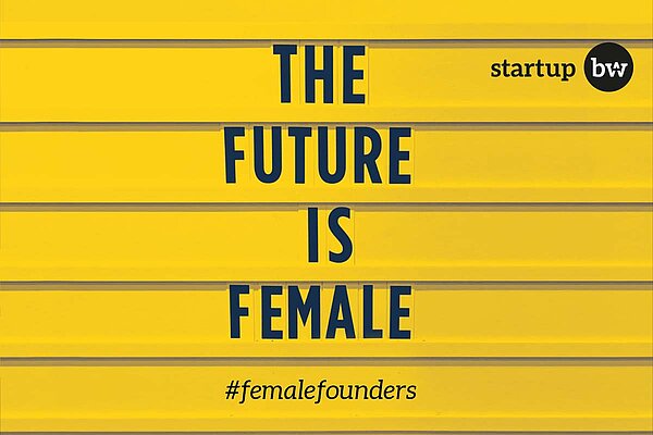Eine gelbe Postkarte im Querformat. Text: The future is female #femalefounders. Oben rechts: Die Bildmarke Start-up BW.