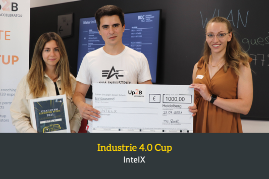 Teamfoto (zwei Frauen, ein Mann) IntelX mit Urkunden für den Sieg beim Indsutrie 4.0 Cup.
