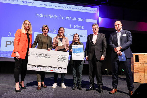 Gewinner-Team "Organifarms" mit Wirtschaftsministerin Dr. Nicole Hoffmeister-Kraut bei der Preisverleihung des CyberOne Hightech Awards Baden-Württemberg 2022. Bildrechte: bwcon