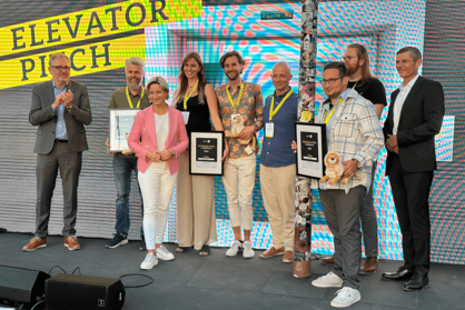 Gruppenfoto der drei erstplatzierten Start-ups im Rahmen der Preisverleihung für die neunte Runde des Gründungswettbewerbs Start-up BW Elevator Pitch mit Wirtschaftsministerin Dr. Nicole Hoffmeister Kraut und Johannes Heinloth.