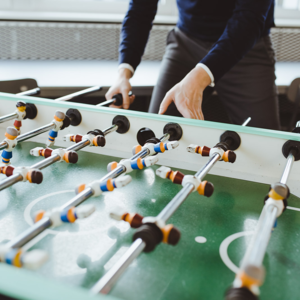 Spielfläche eines Tischkickers.