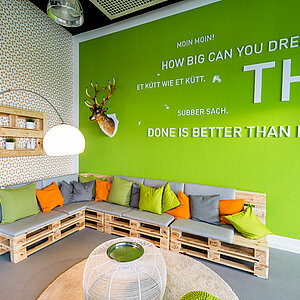 Eine Lounge im EnBW Innovationscampus. Bildquelle: EnBW