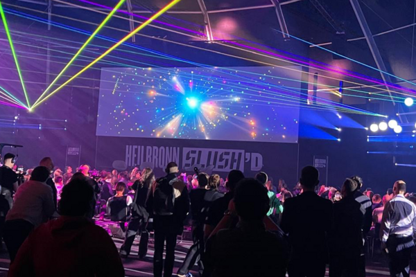 Bühnenaufnahme vor der Eröffnung des Start-up Festivals Heilbronn Slush’D am 23. Oktober 2025.