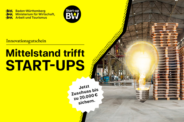 Leuchtende Glühbirne vor einem Palettenstapel in einer Lagerhalle.