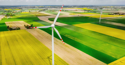 Eine Windkraftanlage auf einem Feld.