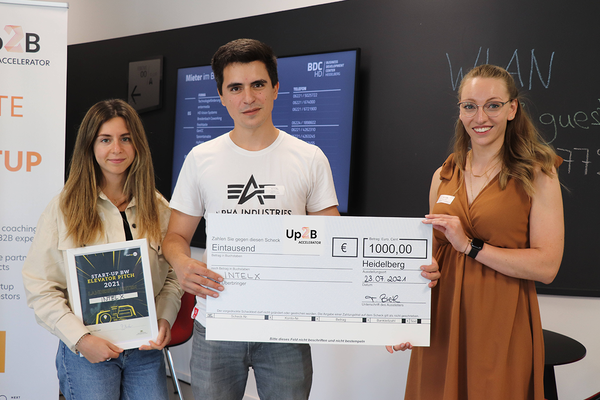 Teamfoto (zwei Frauen, ein Mann) IntelX mit Urkunden für den Sieg beim Indsutrie 4.0 Cup.