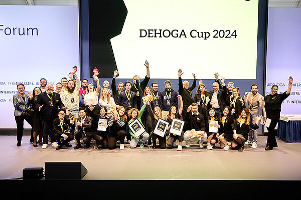 Jubelfoto der Teilnehmenden und Jury des DEHOGA CUPS 2024.